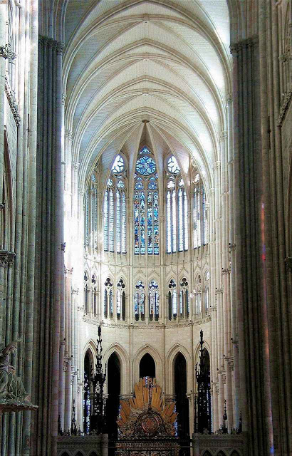 Nave da catedral de Amiens.