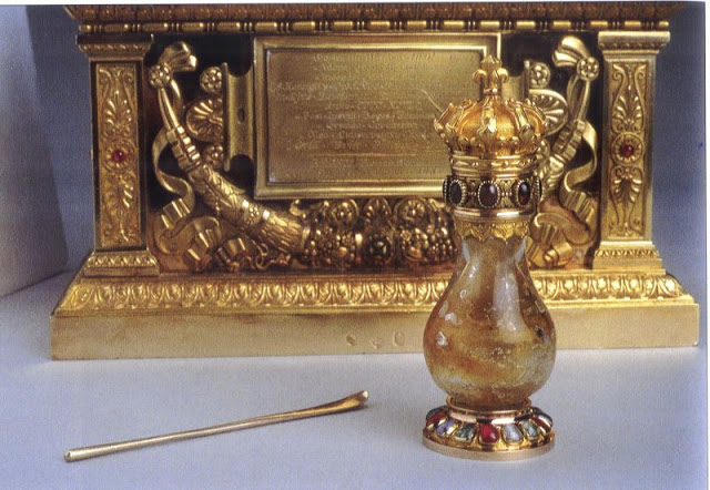 A Santa Ampoula com o óleo miraculoso com que foram sagrados todos os reis da França desde a conversão de Clóvis