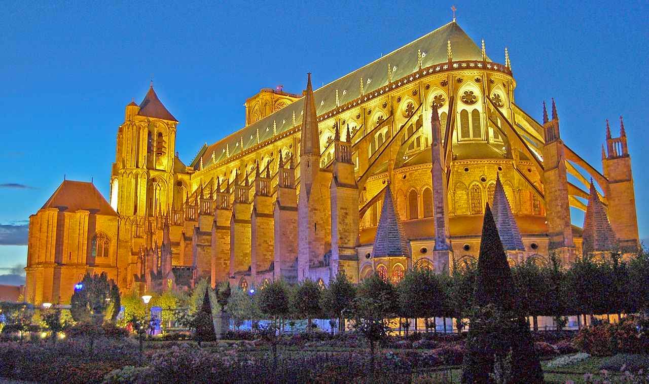 Bourges: a catedral de Santo Estêvão uma das mais belas do mundo.