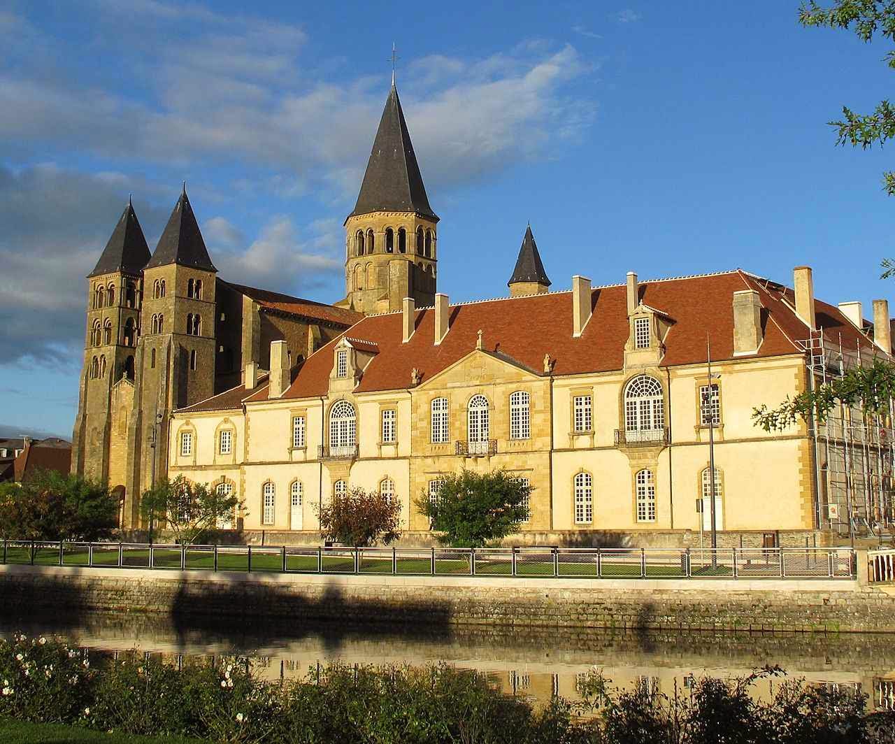 Paray-le-Monial: basílica do Sagrado Coração de Jesus. O prédio dependente é de séculos mais recentes.