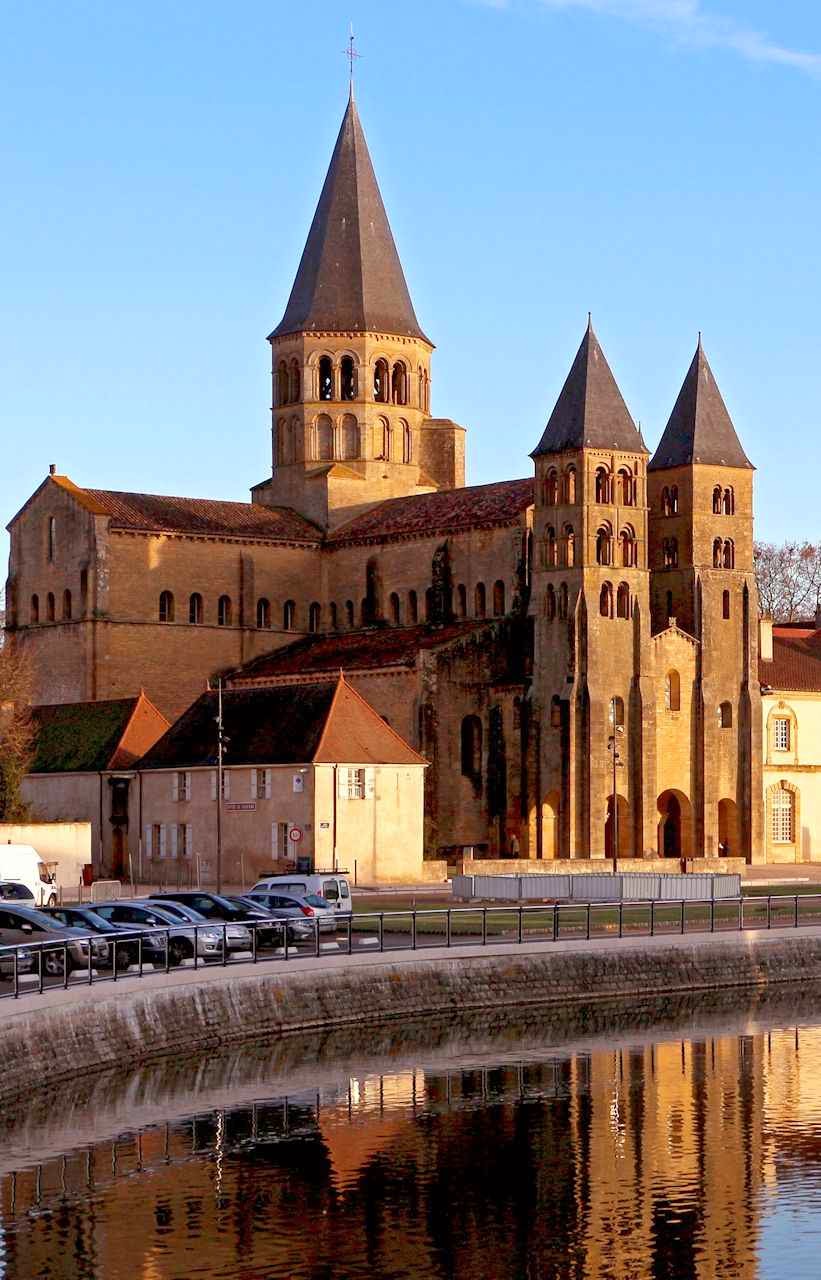 Paray-le-Monial é um fiel exemplo do estilo românico das abadias de Cluny