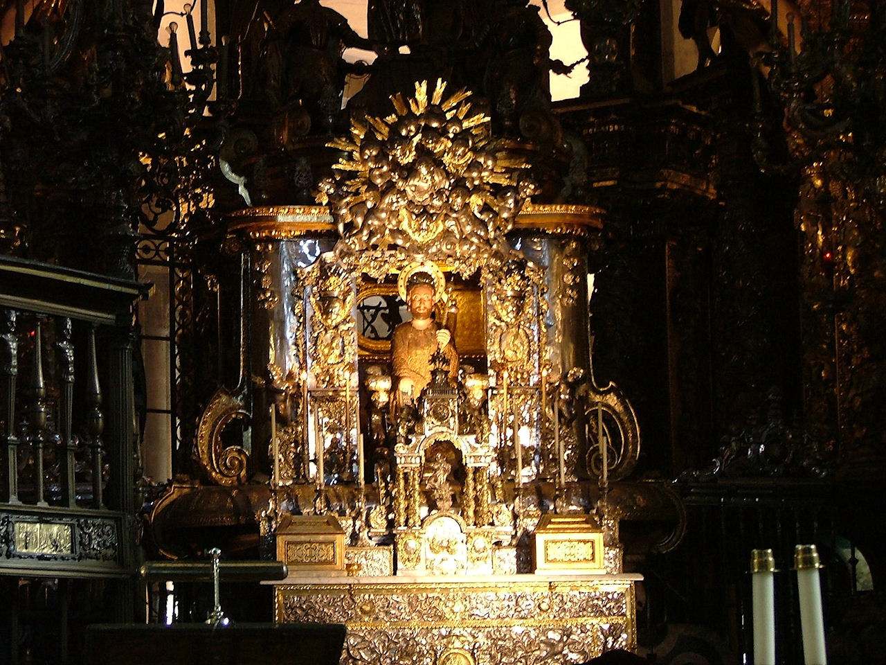 Altar mor com o busto do Apóstolo Santiago que os peregrinos costumam abraçar chegando por trás