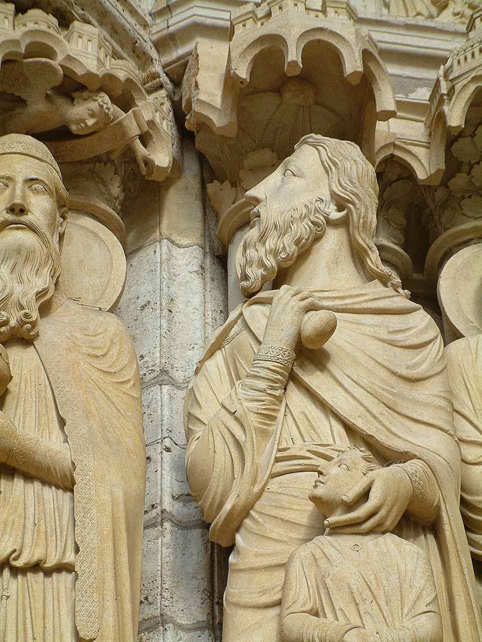 O anjo (no alto à esquerda) segura o braço de Abraão que vai sacrificar seu filho Isaac, prefigura do sacrifício do Calvário. Catedral de Chartres