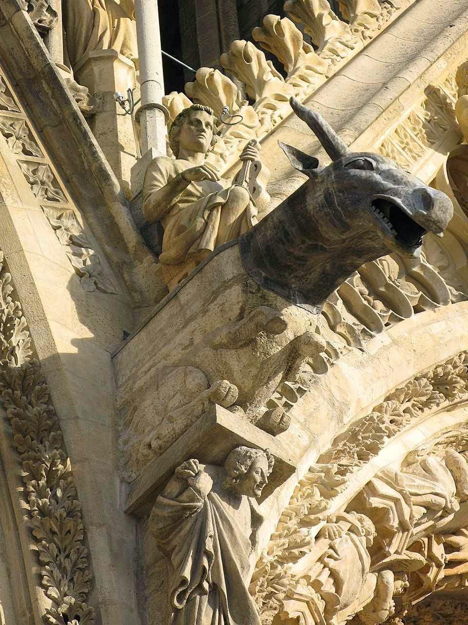 São Lucas Evangelista é representado pelo boi. Catedral de Reims, detalhe da fachada.