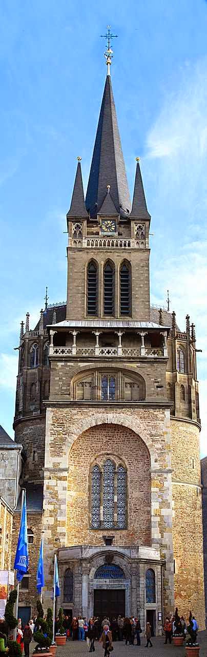 Torre de entrada da catedral de Aachen