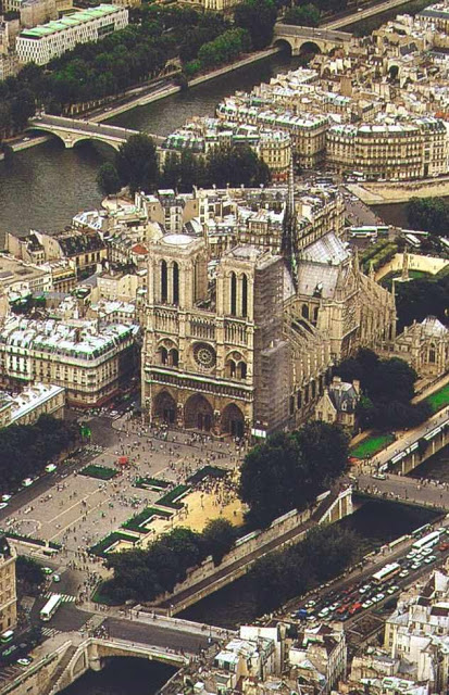 Notre Dame de Paris, vista aérea. A restauração ainda continua