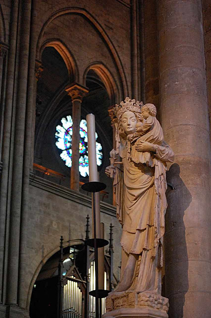 Nossa Senhora de Paris, imagem principal no centro da catedral
