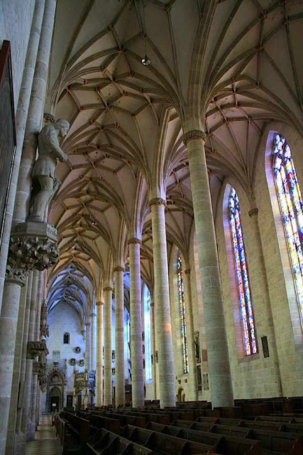 Naves centrais de Ulm, a igreja mais alta do mundo