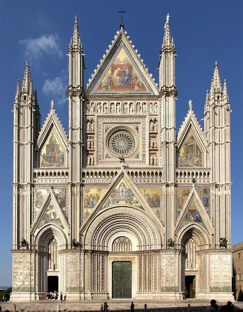 Orvieto: catedral gótica colorida com mosaicos e mármore