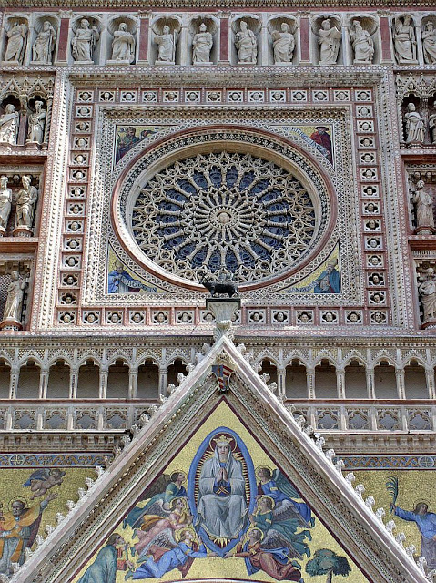 Orvieto: catedral gótica colorida com mosaicos e mármore, detalhe