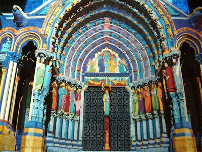 Portal norte de Nossa Senhora de Chartres, colorido com laser