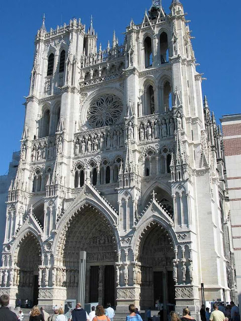 Amiens: uma das maiores catedrais do mundo, entrada do Paraíso