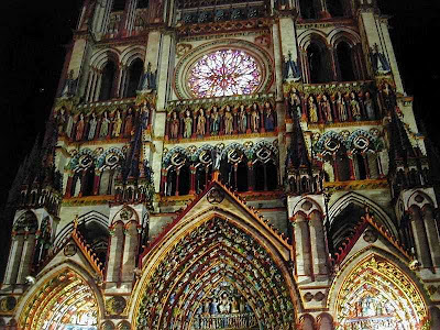 Catedral de Amiens, colorida com jatos de luz na noite